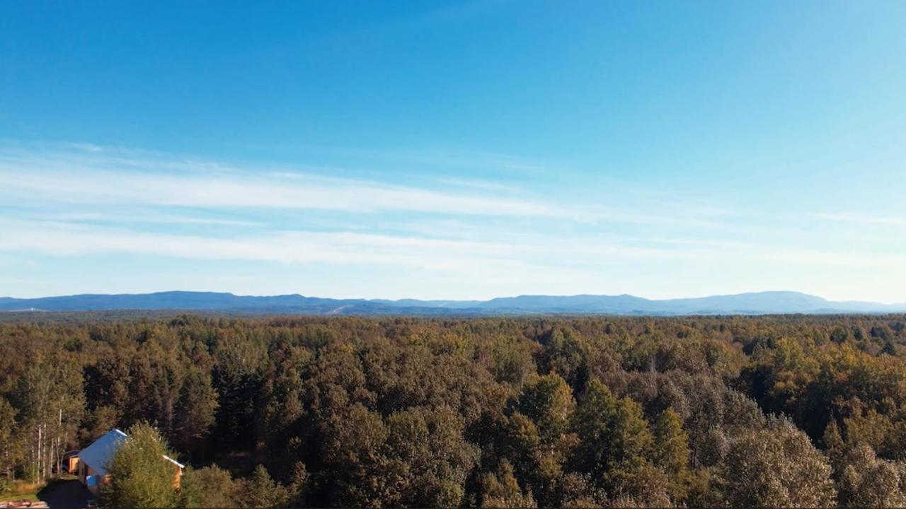 Au Pied Des Monts-Valin, Hebergement Touristique Saint-Honoré Exterior foto